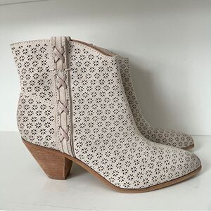 FRYE AND CO. Maley Perforated Pull-On Ankle Boots Off White Sz 6.5 Western Style